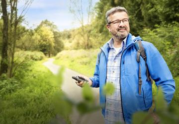 Manuel Andrack mit GPS-Gert im Wald