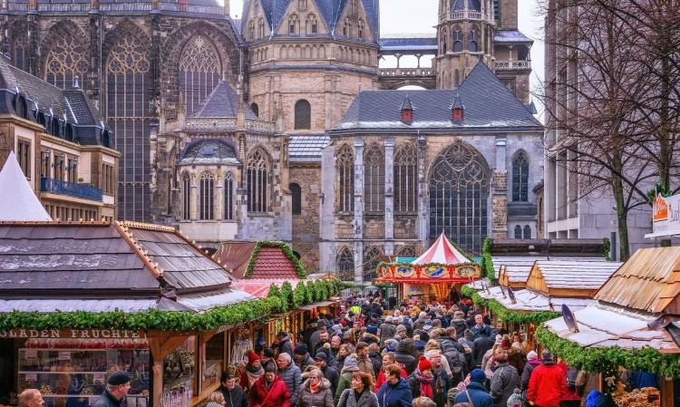 Weihnachtsmarkt vor dem Aachener Dom