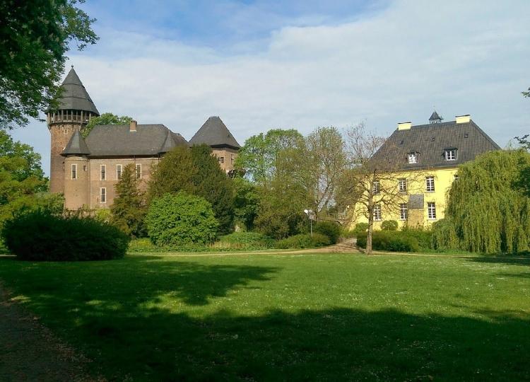 Die Burg Linn in Krefeld
