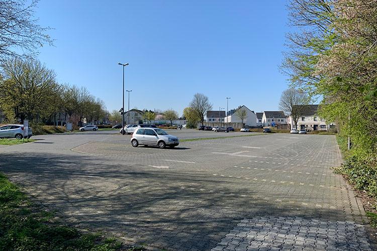 P+R Parkfäche in Worringen S-Bahn