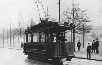 schwarz-weiß Bild der ersten elektrischen Stadtbahn