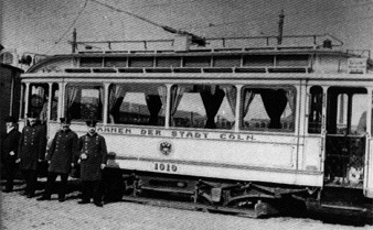 schwarz-weiß Bild der elektrischen Stadtbahn von 1905