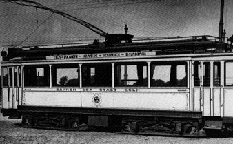 schwarz-weiß Bild einer Stadtbahn