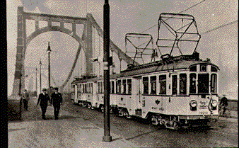 schwarz-weiß Bild einer Stadtbahn der Vorortlinie C