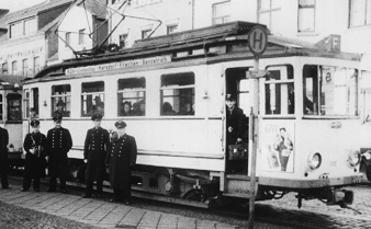 schwarz-weiß Bild einer Stadtbahn der Linie F