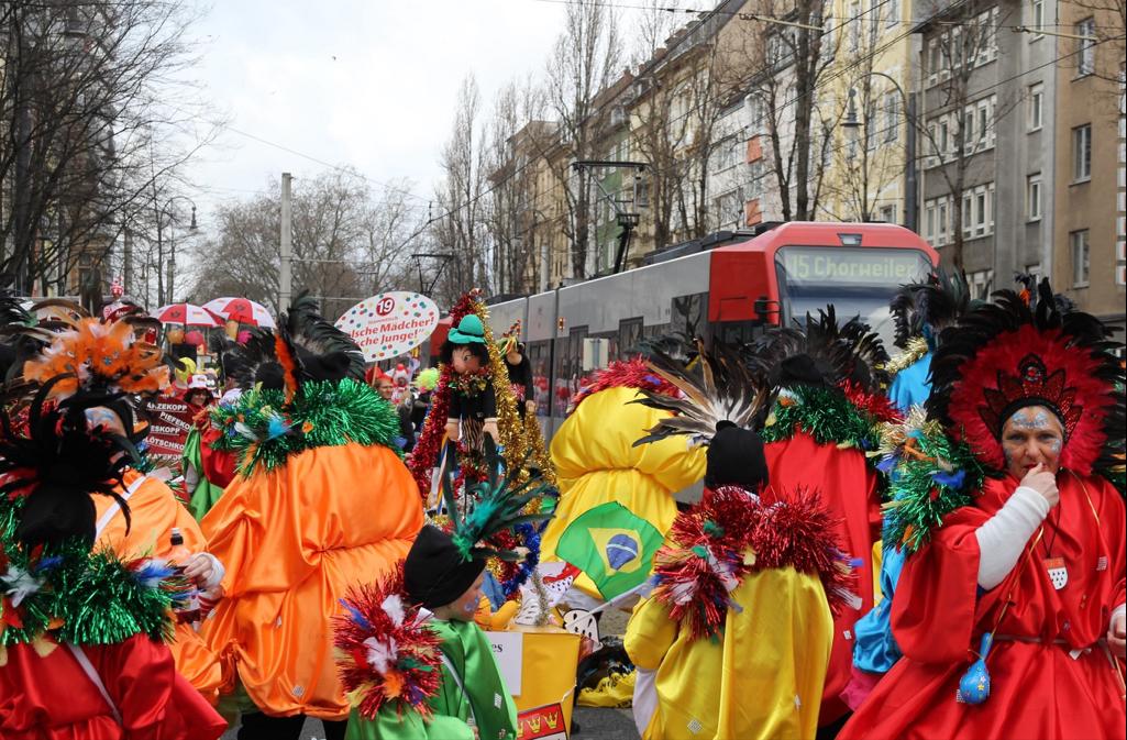 Karnevalisten vor einer Bahn 