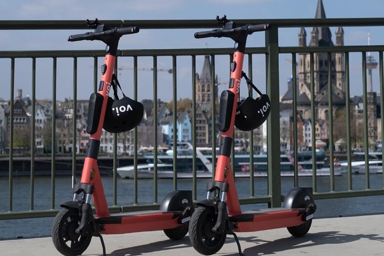 2 E-Scooter am Rhein von Mobilitätspartner Voi
