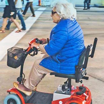 Ältere Dame mit E-Scooter