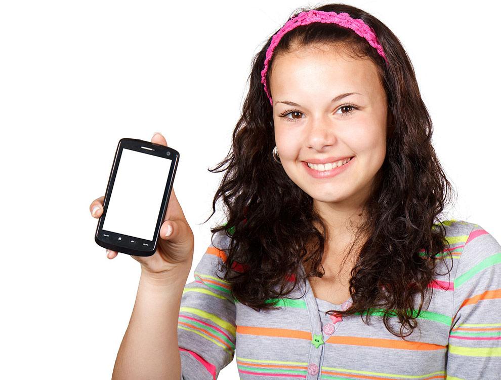 Junge Frau mit Smartphone in der Hand