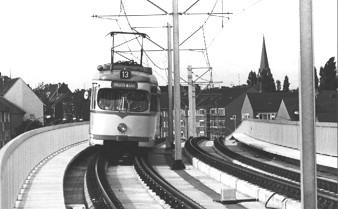 Stadtbahn auf der Hochbahnstrecke