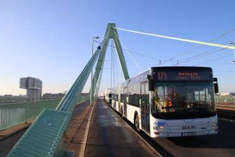 Bus auf der Severinsbrücke