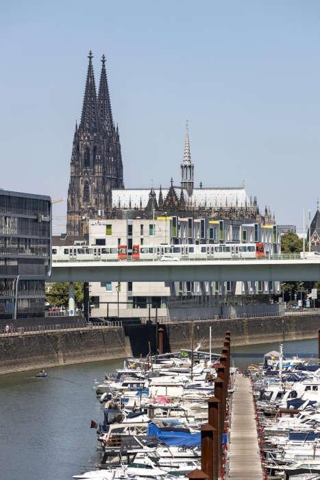 Blick aus dem Rheinauhafen auf die Stadtbahn und den Dom