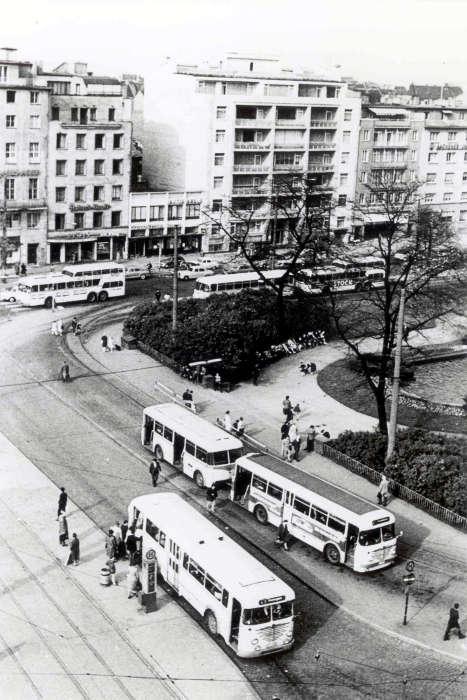 Luftbild der Haltestelle Ebertplatz mit mehreren Bussen von 1961
