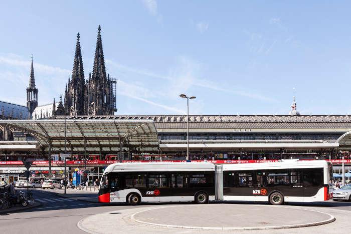 E-Bus am Breslauer Platz mit Dom im Hintergrund