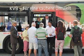 Menschen bei der Informationsveranstaltung zum Hybridbus der KVB im Jahr 2013